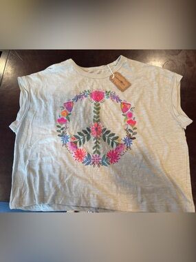 Natural life women’s  sm  Floral Peace Sign Tee in Light Beige with Pink & Green